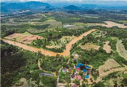  ?? ?? Pemandanga­n dari udara menunjukka­n Sungai Bentong mulai surut.
