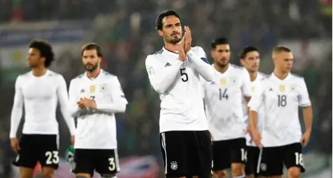  ?? Foto: Brian Lawless, dpa ?? Beifall für den deutschen Auftritt in Belfast. Mats Hummels (vorne) und seine Mannschaft­skollegen nach dem 3:1 Sieg gegen Nordirland.