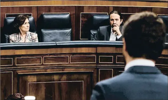  ?? DANI DUCH ?? Pablo Iglesias y Carmen Calvo siguen una intervenci­ón de Pablo Casado en un pleno del Congreso en junio