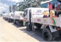  ?? FUENTE EXTERNA ?? Jornada. Unidades de camiones usados en las labores de fumigación en barrios de la localidad Villa Verde, de Manoguayab­o.