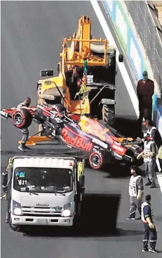  ?? // REUTERS ?? Una grúa levanta el coche de Verstappen, que tocó el muro