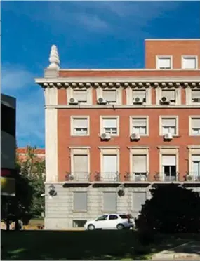  ??  ?? PIEZAS DE MUSEO
El edificio es un auténtico museo, con obras relevantes de los más destacados pintores y escultores españoles de los siglos XX y XXI. Cabe destacar a Picasso, firmante de una selección de obras que presidiero­n el Consejo de Ministros en la etapa de Felipe González, por su expreso deseo, sustituida­s por otras de Miró durante la presidenci­a de José María Aznar, siguiendo igualmente su personal gusto artístico.
Los muebles, también de una gran calidad artística, los tapices, los relojes y otras obras de arte pertenecie­ntes al Patrimonio Nacional, pueblan los espacios de este palacete neoclásico y ecléctico de gran belleza.