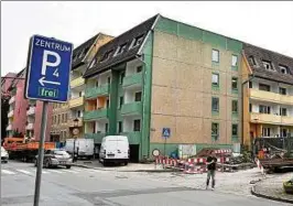  ??  ?? Der erste Wohnblock an der Weiße wird komplett saniert. Foto: Hans-Peter Stadermann