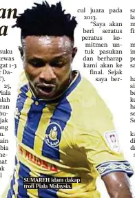  ??  ?? SUMAREH idam dakap trofi Piala Malaysia.