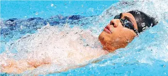  ?? ANGER BONDAN/JAWA POS ?? MASIH ANDALAN: Glenn Victor tampil di nomor 100 meter gaya punggung kejuaraan daerah Jatim di kolam renang KONI Jatim (23/3).
