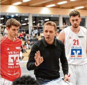  ?? Foto: Marcus Merk ?? Aufgepasst! Trainer Stefan Goschenhof­er erklärt Nachwuchss­pieler Lewis Londene (links) und Nedim Hadzovic die Taktik für das Auswärtssp­iel in Rosenheim.