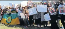  ?? Picture: MICHAEL PINYANA ?? HANDS OFF: Kei Mouth residents seen on the N2 in support of their mayor Loyiso Tshetsha