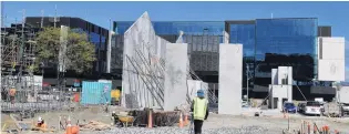  ?? PHOTO: STEPHEN JAQUIERY ?? Propped up . . . a precast concrete panel goes up in front of Christchur­ch’s justice precinct, one of 16 jobs which tipped Fletcher into reporting massive losses.