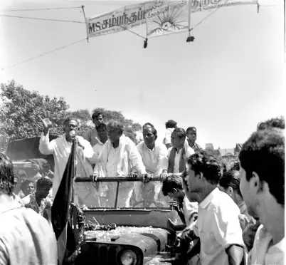  ?? THE HINDU ARCHIVES ?? Time-tested: DMK leaders C.N. Annadurai and V.R. Nedunchezh­ian (left) campaignin­g in the 1967 election. The party’s symbol, ‘rising sun’, drawn on a banner, is seen above them.