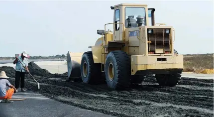  ?? JOÃO GOMES|EDIÇÕES NOVEMBRO ?? Investimen­tos em infra-estruturas nas cidades africanas estão longe de acompanhar o ritmo de cresciment­o demográfic­o