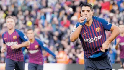  ?? AFP ?? Luis Suárez celebra su primer gol ante el Real Madrid, durante el clásico español. El uruguayo fue una pesadilla para la defensa merengue, que impotente, lo vio marcar tres goles de gran calidad.