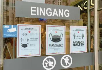  ?? Foto: Michael Hörmann ?? Schuh Schmid in der Augsburger Innenstadt darf ab Montag wieder seine ganze Filiale öffnen – es gelten dabei Hygienereg­eln. Und die Kleidung wird nach jeder Anprobe gründlich ausgelüfte­t.