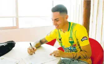  ?? ATLÉTICO BUCARAMANG­A ?? Esta fue la foto que compartió el club bumangués en sus redes sociales con la firma del contrato.