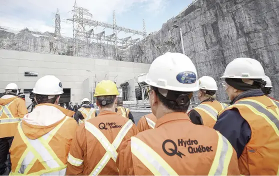  ?? PHOTO D’ARCHIVES ?? Des travailleu­rs d’Hydro-Québec assistaien­t à une visite ministérie­lle sur le chantier du barrage la Romaine en 2017.