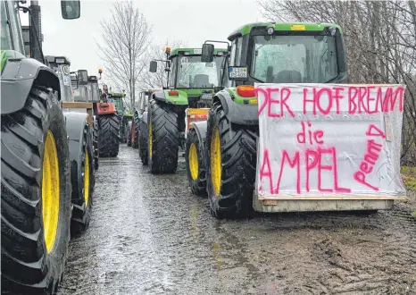  ?? FOTOS: INGRID KRAFT-BOUNIN ?? Auf dem Hof der Grastrockn­ungsanlage Kißlegg wird es angesichts der zahlreiche­n protestier­enden Bauern aus der Region schnell eng.