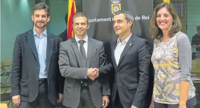  ??  ?? Aqualia y el Ayuntamien­to de Molins de Rei (Barcelona) mantienen un Fondo Social. En la imagen, de izquierda a derecha, el primer teniente de alcalde, Xavi Paz; el delegado de Aqualia, Manel Gómez; el alcalde, Joan Ramon Casals; y la concejala de Servicios Sociales, Carme Madorell.