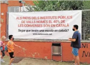  ?? // ABC ?? Cartel en un colegio con la nueva campaña de Plataforma per la Llengua