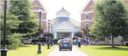  ?? DAILY PRESS FILE ?? CNU freshmen arrive, unload and move into York River Hall in August.