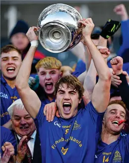  ?? SPORTSFILE ?? Saints and winners: St Finbarr’s captain Ian Maguire lifts the Cork County SFC Cup in Páirc Uí Chaoimh yesterday