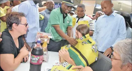  ?? WALKABOUT:
Facebook ?? Deputy President David Mabuza at the Diamond Pavilion Mall in Kimberley yesterday.
Picture: