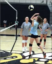  ?? LARRY GREESON / For the Calhoun TImes ?? Calhoun rising junior Anna George (left) works with a camper during a net drill at Calhoun Volleyball Camp on Wednesday.