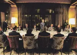  ??  ?? Macron, durante el pequeño discurso y brindis de la cena