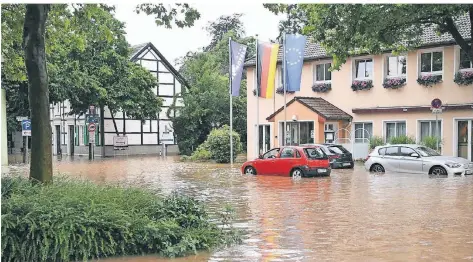  ?? FOTO: UWE KUHLMANN ?? So hoch stand das Wasser vor dem Amber Hotel, nachdem die Itter Die Itter am 14. Juli über ihre Ufer getreten war.