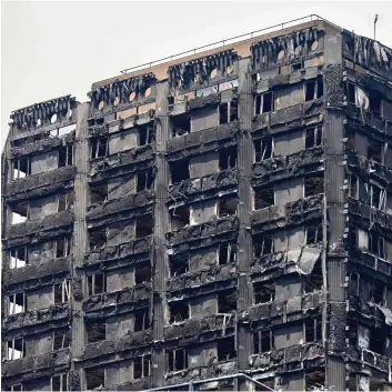  ?? PHOTO AFP ?? Selon les autorités, 600 immeubles auraient un revêtement similaire à celui de la tour Grenfell (ci-dessus), dont l’incendie a fait au moins 79 victimes.