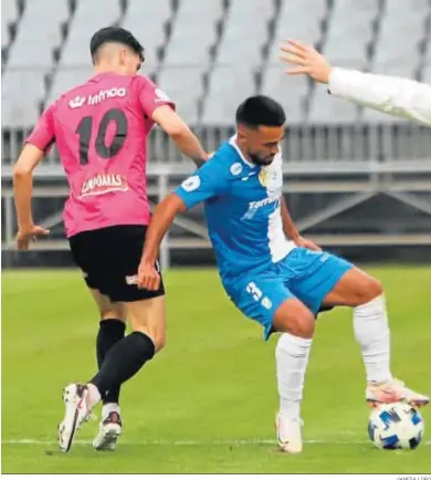  ?? VANESA LOBO ?? Joselito aguanta el baló ante la presión del jugador del Ciudad de Lucena Nacho.