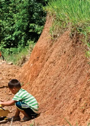  ??  ?? res de desminado humanitari­o. Íngrid Salcedo está a la izquierda.