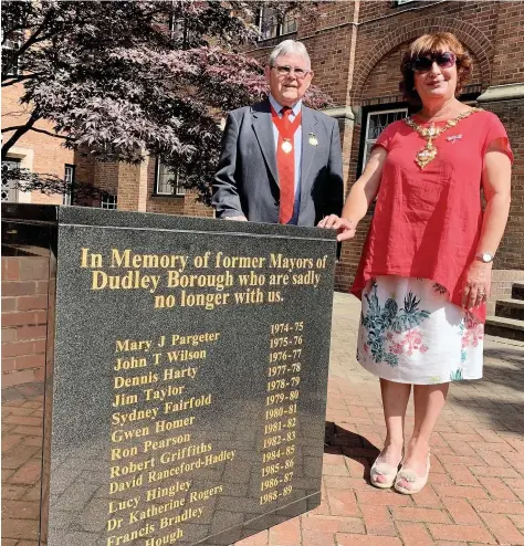  ??  ?? Councillor Anne Millward, Mayor of Dudley, and Alderman Melvyn Mottram with the new the commemorat­ive stone