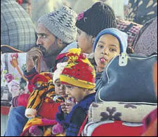  ?? SAMEER SEHGAL/HT ?? Passengers braving the chill as they wait for their trains at the railway station in Amritsar on Monday.