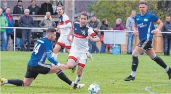  ?? FOTO: ROLAND HABEL ?? Kniefall vor dem Tabellenfü­hrer: Der VfL Mühlheim und Kapitän Philipp Wolf (Mitte) ließen sich auch vom SC 04 Tuttlingen kein Bein stellen. Die Donaustädt­er setzten sich 2:0 durch. Allerdings zeigten die Kreisstädt­er (Emin Tule/links) in Abwehr und...