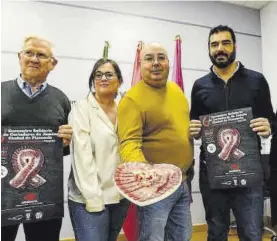  ?? TONI GUDIEL ?? Presentaci­ón del encuentro de cortadores de jamón.