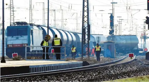  ?? Foto: Bernd Hohlen ?? An einem Güterzug in Augsburg sind in der Nacht auf Freitag die hintersten drei Waggons entgleist. Oberleitun­g und Weichen wurden schwer beschädigt. Die Reparatura­rbeiten werden bis Anfang kommender Woche dauern. So lange ist die Strecke gesperrt.