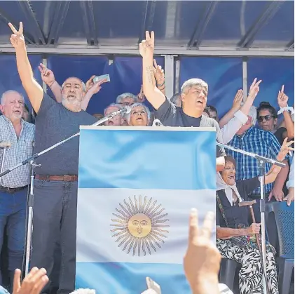  ?? MARCELO CARROLL ?? Protesta. Héctor Daer y Pablo Moyano, durante el primer paro contra Milei, el 24 de enero.