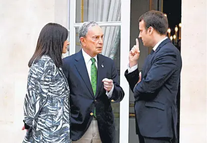  ?? CHRISTOPHE PETIT TESSON/AFP ?? El ex alcalde de Nueva York, el multimillo­nario Michael Bloomberg, y el mandatario francés, Emmanuel Macron.