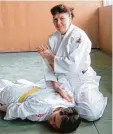  ?? Foto: Sabine Roth ?? Aikido Trainerin Silvia Rettenberg­er (rechts) zeigt eine der Übungen zur Selbstvert­eidigung.