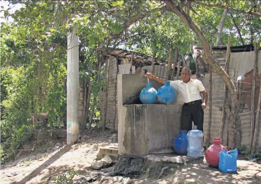  ??  ?? Abastecimi­ento local. De un chorro agarran agua potable las familias de la comunidad Nueva Jerusalén, pero desean tener servicio domiciliar. La ADESCO ha realizado gestiones ante la oficina regional de la ANDA, pero recibió un no de respuesta. Buscará...