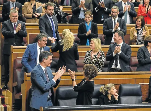  ?? ÓSCAR CHAMORRO ?? Pedro Sánchez y sus diputados aplauden la aprobación de la amnistía.
