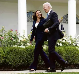  ?? Kevin Lamarque/Reuters ?? Joe Biden e a vice Kamala Harris sorriem sem máscaras na Casa Branca