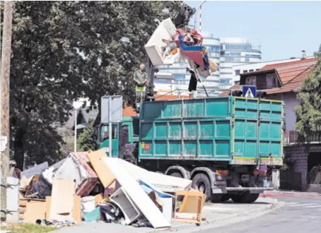  ?? ?? Ostane li Jakuševec bez novog upravitelj­a, kamioni bi mogli otpad iskrcavati kao i dosad, ali ne bi bilo nikoga da ga razveze, razvrsta i prekrije, pa bi se smrad širio cijelim Zagrebom. Veliki su i sigurnosni problemi jer bioplinsko postrojenj­e i drugi važni sustavi ne smiju ostati bez nadzora ....