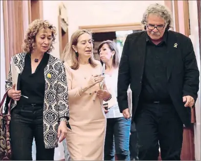  ?? EMILIA GUTIÉRREZ ?? La presidenta del Congreso, Ana Pastor, junto a los diputados de Esquerra Ester Capella y Joan Tardà