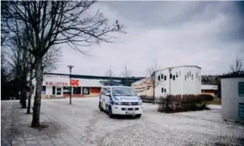  ?? FOTO: SACHARIAS KÄLLDÉN ?? POLISNÄRVA­RO. Enligt lokalpolis­en pågår droghandel­n för fullt i Vårby, trots att ett stort antal personer frihetsber­övats.