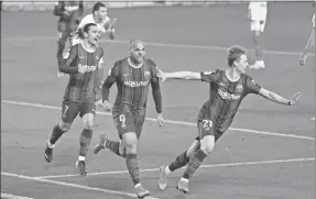  ??  ?? Martin Braithwait­e (9) celebra el gol con el que el Barcelona consiguió la ventaja definitiva ante el Sevilla