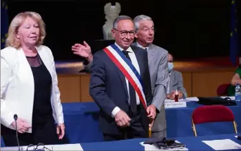  ?? (Photo Luc Boutria) ?? Christian Simon, à la tête de « Rassemblem­ent craurois », a été officialis­é maire. Il s’agit de son troisième mandat consécutif.
