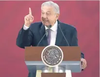  ??  ?? El presidente Andrés Manuel López Obrador opinó que los servidores públicos no deben tener privilegio­s.