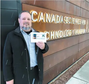  ?? PHOTO COLLABORAT­ION SPÉCIALE SIMON-PIER OUELLET ?? Devant le Musée des sciences et de la technologi­e du Canada à Ottawa, Stéphane Barrette tient le billet de la NASA confirmant que son nom est dans la sonde InSight.