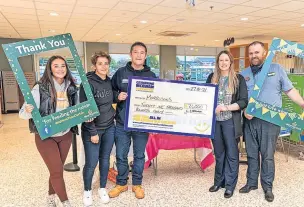  ?? ?? Helping hand Lauren McEwan, Lesley McEwan, Derek McEwan, store manager at Cambuslang Morrisons, Julie Thomson and people manager Scott Downie