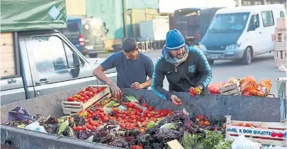  ?? ?? Volquete. En el Mercado Central se puso en marcha hace pocos años un programa de reducción de pérdidas.